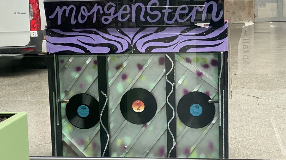 Das Piano wurde von allen Seiten bunt bemalt.