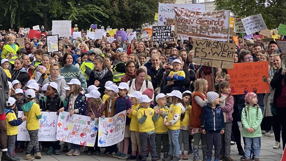 Etliche Mitarbeiter von Freien Trägern, Eltern und Kindern nahmen an der Demo teil.