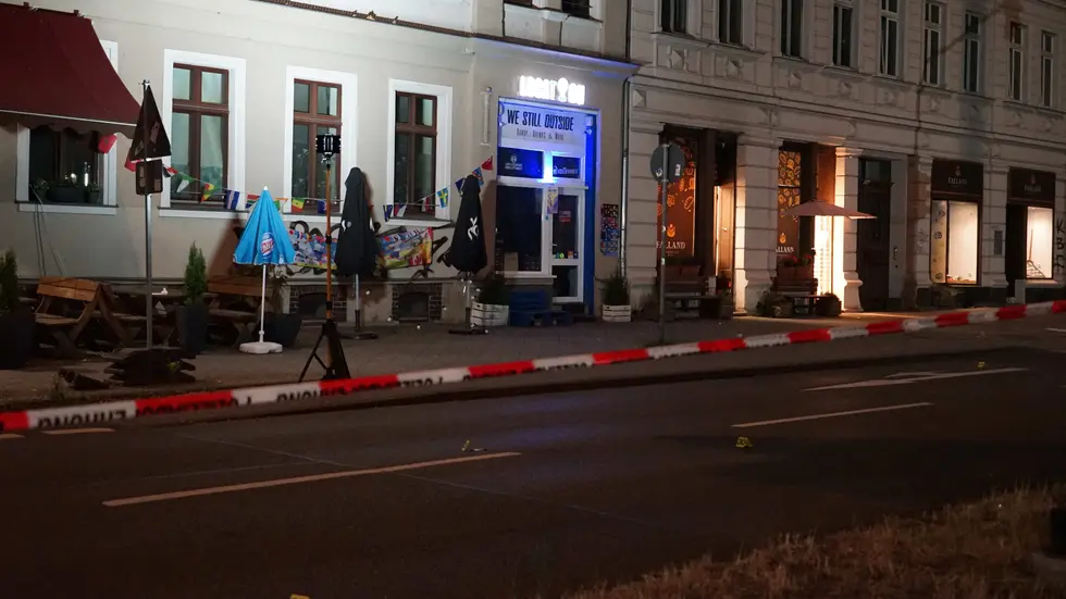 Vor der Bäckerei "Falland" an der Eutritzscher Straße hat sich der 18-Jähriger offenbar selbst mit einem Böller schwer verletzt. Vor der Bäckerei "Falland" an der Eutritzscher Straße hat sich der 18-Jähriger offenbar selbst mit einem Böller schwer verletzt.