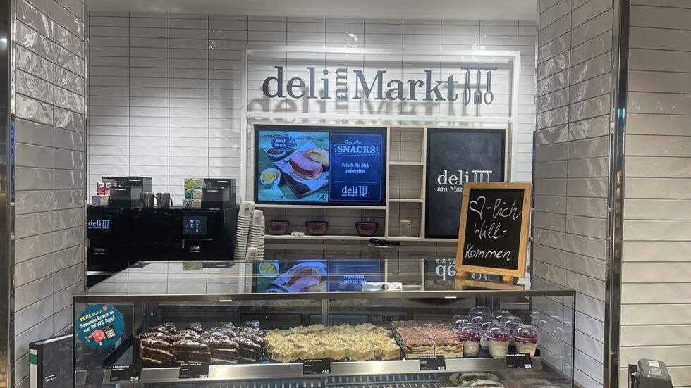 Die Theke im Eingangsbereich mit verschiedenen Angeboten je nach Tageszeit