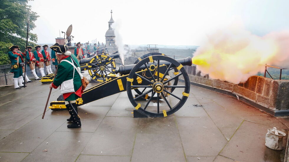 Es wird laut: Die Kanoniere beim zünden. Es wird laut: Die Kanoniere beim zünden.