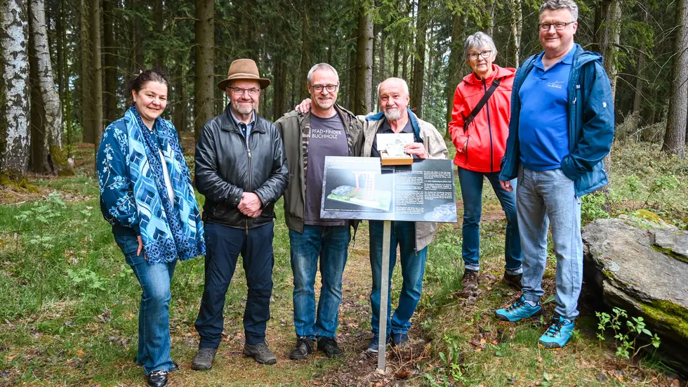 Spenden für Historisches: Das Geld wurde jetzt am Galgenberg übergeben. Spenden für Historisches: Das Geld wurde jetzt am Galgenberg übergeben.