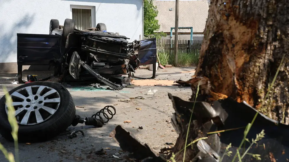 Der Wagen krachte heftig gegen einen Baum und blieb auf dem Dach liegen. 