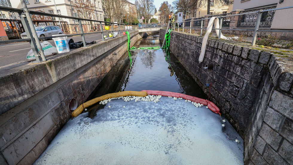 Zum Beseitigen des Films kamen Ölbindemittel und saugfähige Würfel zum Einsatz. Zum Beseitigen des Films kamen Ölbindemittel und saugfähige Würfel zum Einsatz.