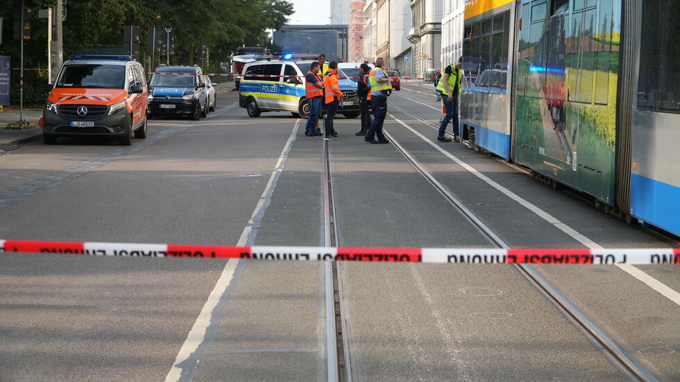 Die Polizei hat die Unfallstelle auf der Goethestraße abgesperrt.