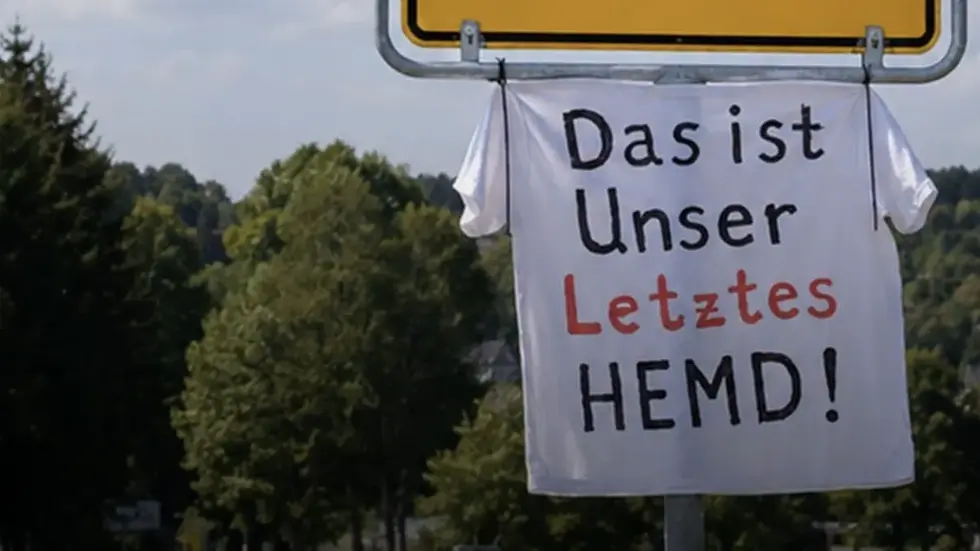 So sehen die Shirts zum Beispiel aus, die seit einiger Zeit in ganz Deutschland an Ortseingangsschildern gehängt oder anderswie befestigt werden. So sehen die Shirts zum Beispiel aus, die seit einiger Zeit in ganz Deutschland an Ortseingangsschildern gehängt oder anderswie befestigt werden.