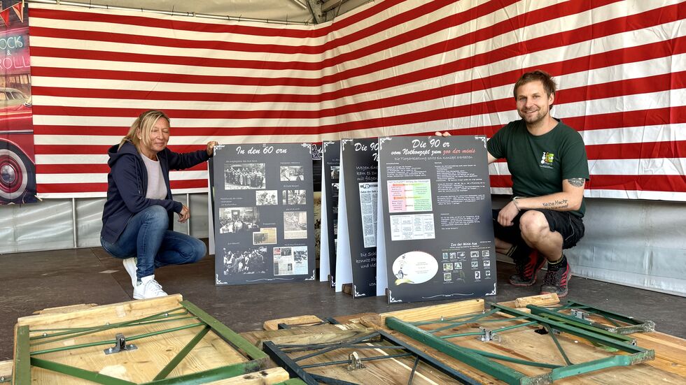 Bärbel Schroller und Peter Hömke bereiten die Ausstellung vor. Bärbel Schroller und Peter Hömke bereiten die Ausstellung vor.