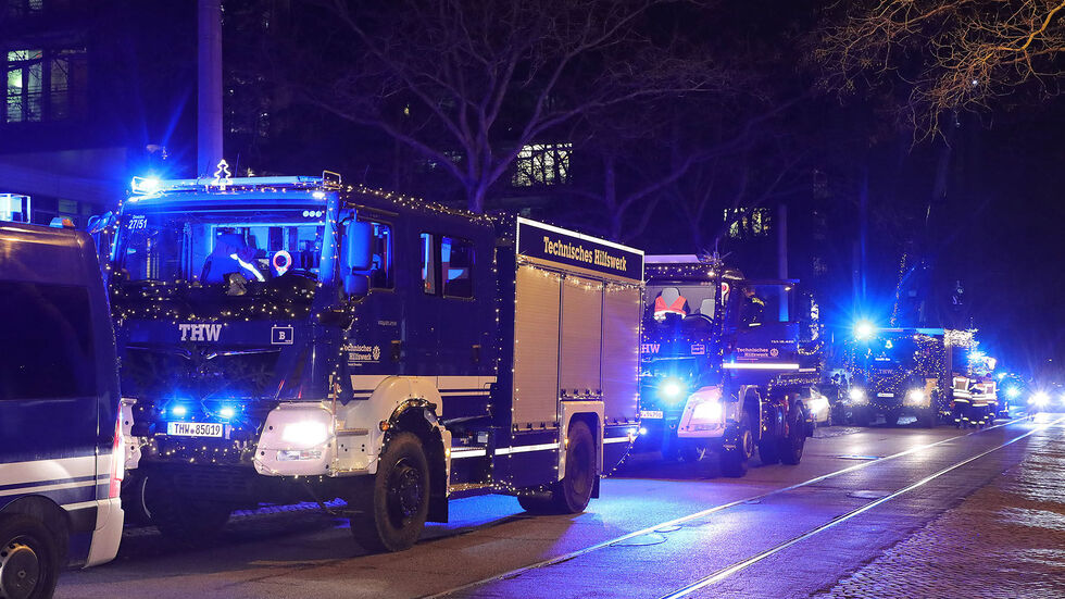 Geschmückt mit hunderten Lichtern war das THW Dresden am Freitagabend auf dem Weg in die Kinderklinik