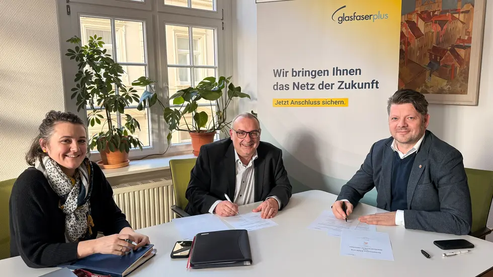 v.l.n.r. Gloria Heymann, Wirtschaftsförderin der Stadt Zittau, Uwe Plonka, GlasfaserPlus GmbH und Oberbürgermeister Thomas Zenker

