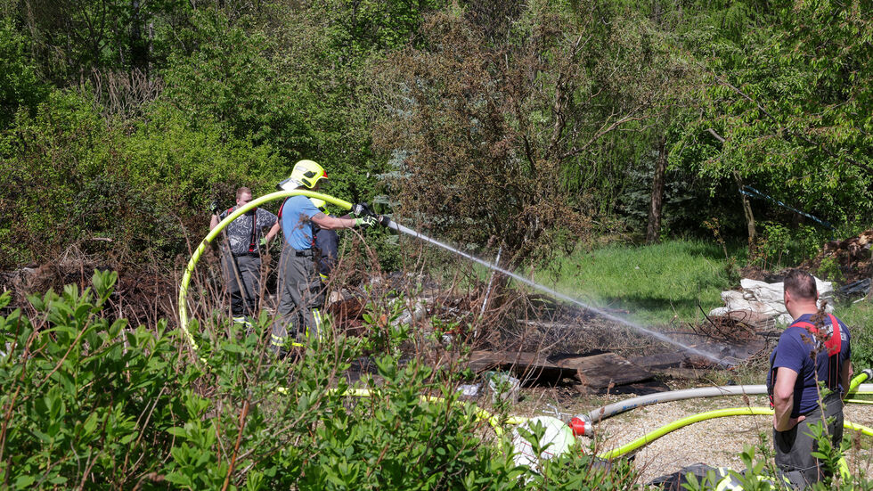 Kameraden der FFW Lichtenstein beim Löschen Kameraden der FFW Lichtenstein beim Löschen