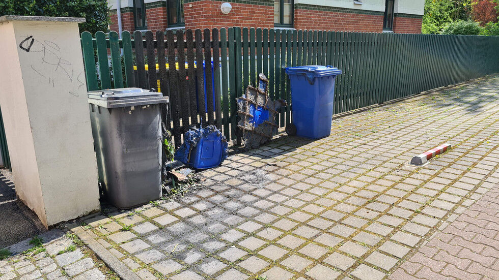 Die Reste einer Tonne auf der Walther-Rathenau-Straße.