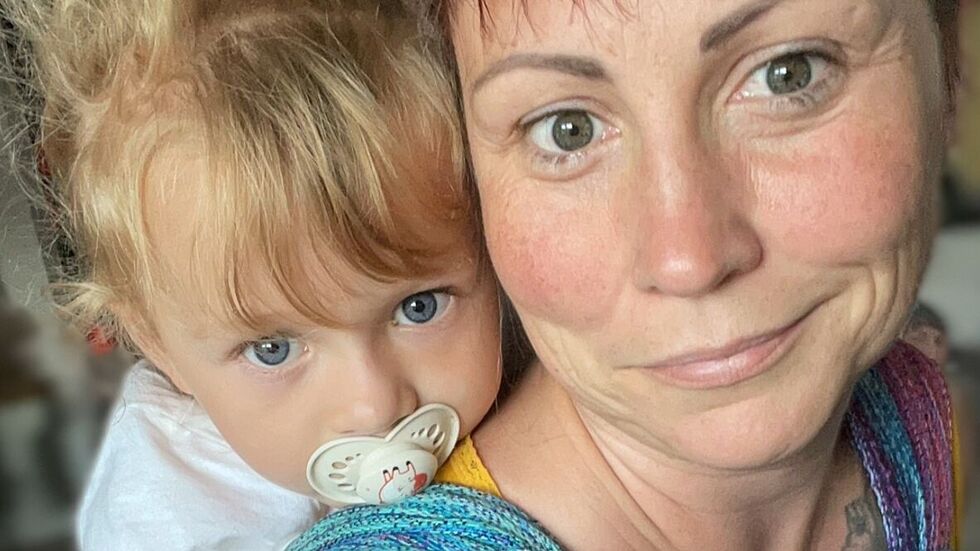 Die vierjährige Eleanor mit ihrer Mutter Kristina. 