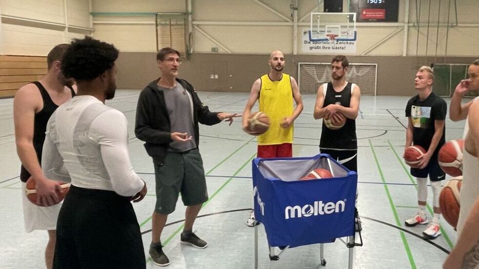 Trainingseinheit der GGZ Baskets in der Sporthalle Mosel. 