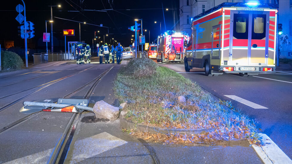 Der junge Autofahrer flog laut Polizei wegen überhöhter Geschwindigkeit auf der Eutritzscher Straße aus einer Kurve und bretterte an der Haltestelle "Chauseehaus" in Gleisbett. 