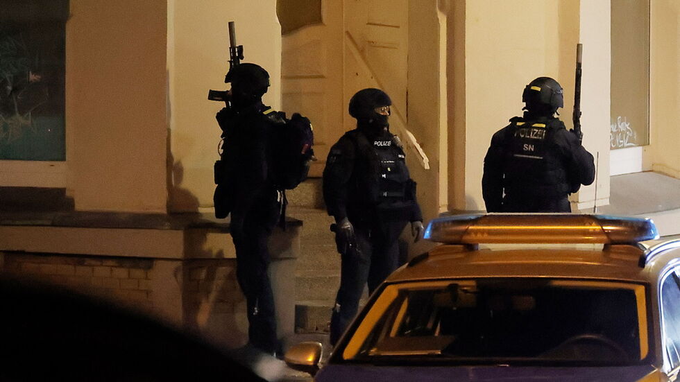 Die Polizei ging zunächst von einem bewaffneten Schützen aus. Die Polizei ging zunächst von einem bewaffneten Schützen aus.