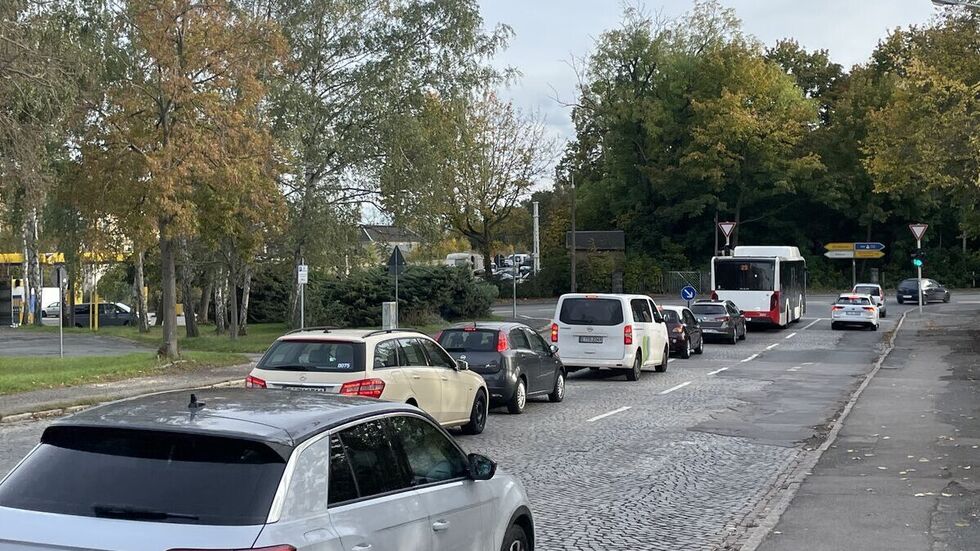 Die gedachte Geradeaus-Verlängerung der Straße Am Bahnhof führt zur geplanten Innenstadttangente. Die gedachte Geradeaus-Verlängerung der Straße Am Bahnhof führt zur geplanten Innenstadttangente.