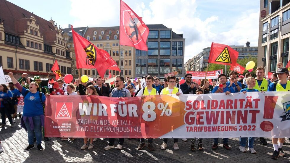 Etwa 2.000 Menschen beteiligten sich an der Protestaktion der IG Metall. 