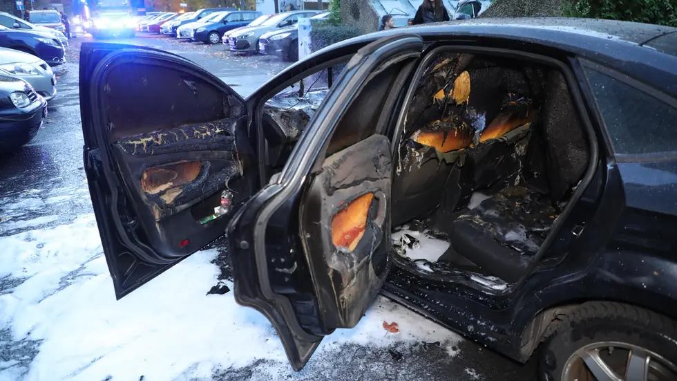 Der Wagen fackelte ab, verletzt wurde niemand. Der Wagen fackelte ab, verletzt wurde niemand.