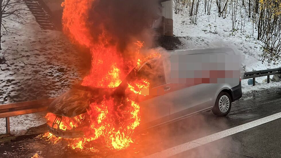 Als die Freiwillige Feuerwehr Glauchau eintraf, brannte die Fahrerkabine lichterloh. Als die Freiwillige Feuerwehr Glauchau eintraf, brannte die Fahrerkabine lichterloh.
