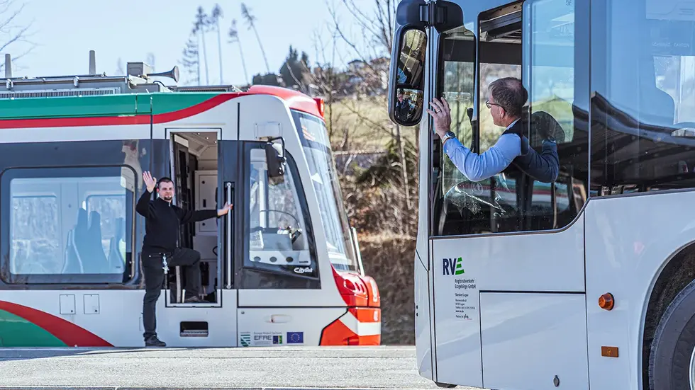 Schienenersatzverkehr: Bahnen haben Pause, Busse übernehmen. 