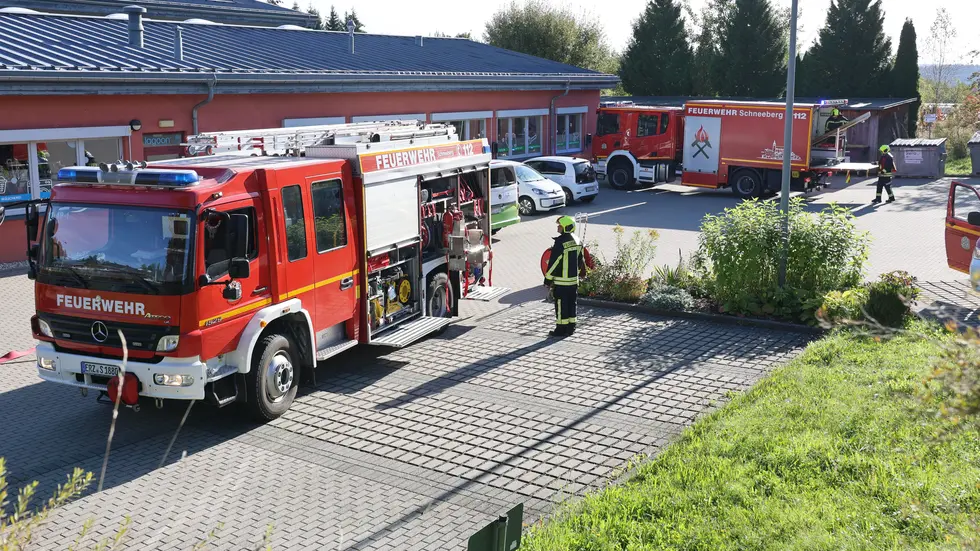 Ein Angriffstrupp ging unter Atemschutz in den betroffenen Bereich vor und löschte den Brand mit Kohlendioxid (CO₂).