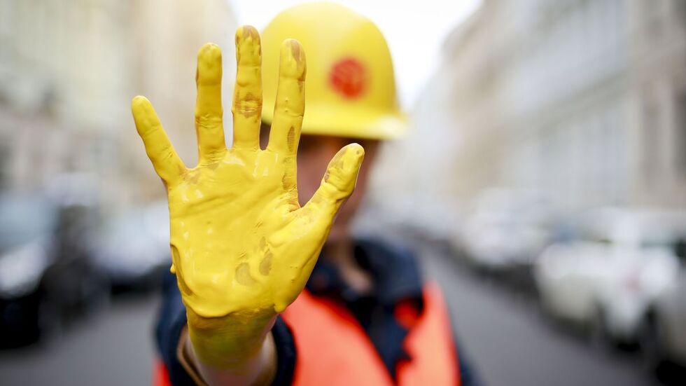 Rote Karte im Fußball – "Gelbe Hand" im Betrieb. Beim gleichnamigen Wettbewerb sollen Azubis und Berufsschüler aus Dresden mitmachen, die ein eigenes Projekt gegen Rassismus und für ein solidarisches Miteinander auf die Beine gestellt haben. Dazu ruft die IG BAU auf. Rote Karte im Fußball – "Gelbe Hand" im Betrieb. Beim gleichnamigen Wettbewerb sollen Azubis und Berufsschüler aus Dresden mitmachen, die ein eigenes Projekt gegen Rassismus und für ein solidarisches Miteinander auf die Beine gestellt haben. Dazu ruft die IG BAU auf.