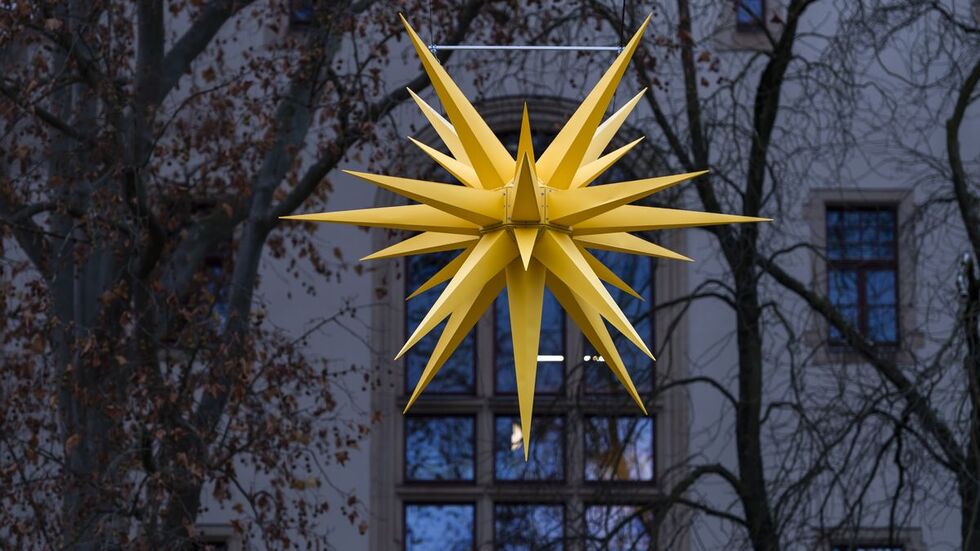 Den Herrnhuter Mega-Stern mit einem Durchmesser von 2,50 Meter gibt es nun in Dresden.