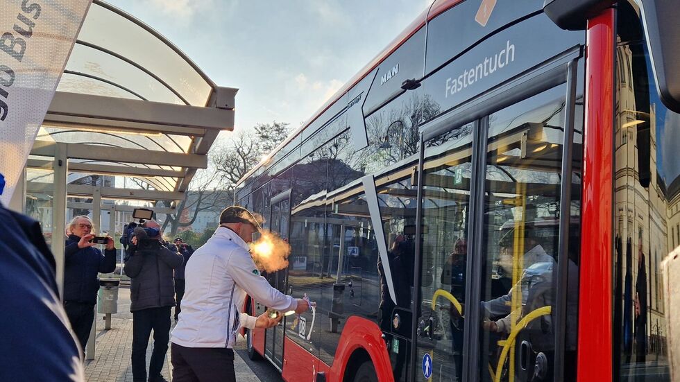 Landrat Stephan Meyer tauft einen der Elektrobusse auf den Namen "Fastentuch".