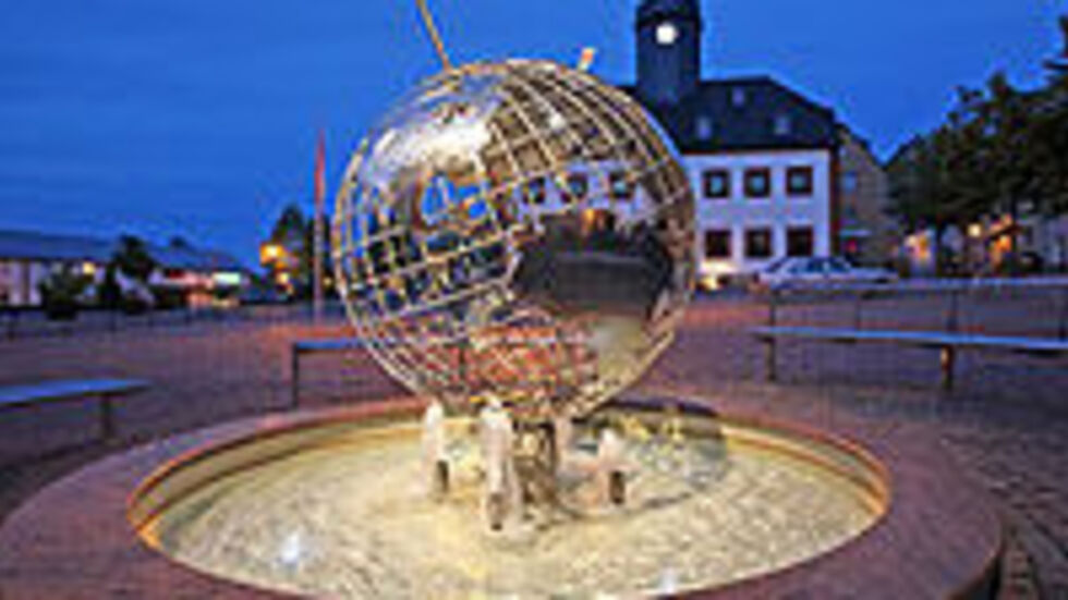 Der Weltkugelbrunnen wurde mit einer Substanz zum Überschäumen gebracht.