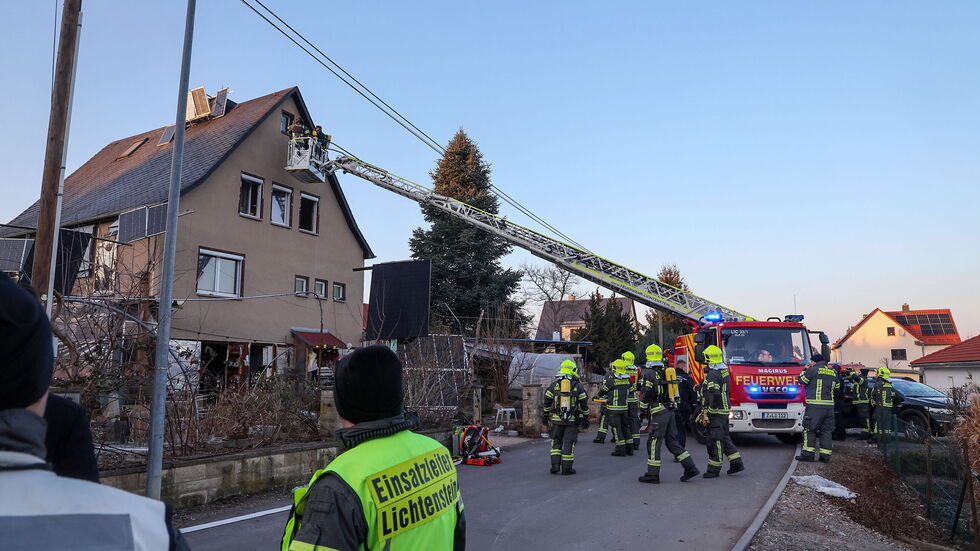 Mit der Drehleiter verschafften sich die Kameraden Zugang zum Haus.