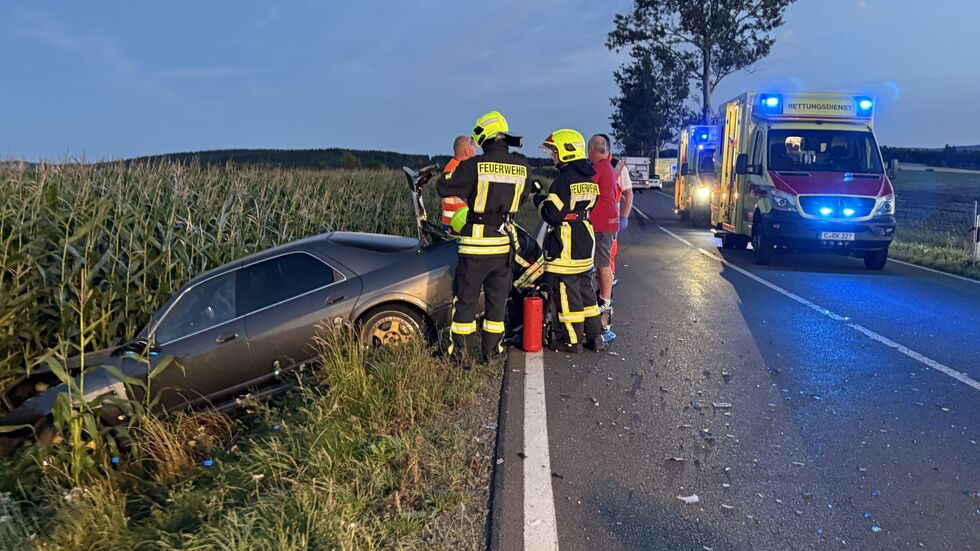 An der Unfallstelle, eines der Autos, das im Maisfeld landete. An der Unfallstelle, eines der Autos, das im Maisfeld landete.