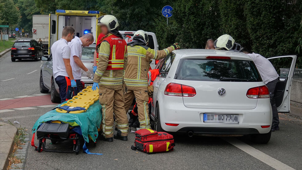 Die Feuerwehr befreit den eingeklemmten Autofahrer.