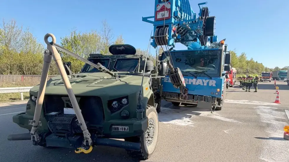 Das Armeefahrzeug war beim Auffahren auf die Autobahn mit einem Kran zusammengestoßen. Das Armeefahrzeug war beim Auffahren auf die Autobahn mit einem Kran zusammengestoßen.