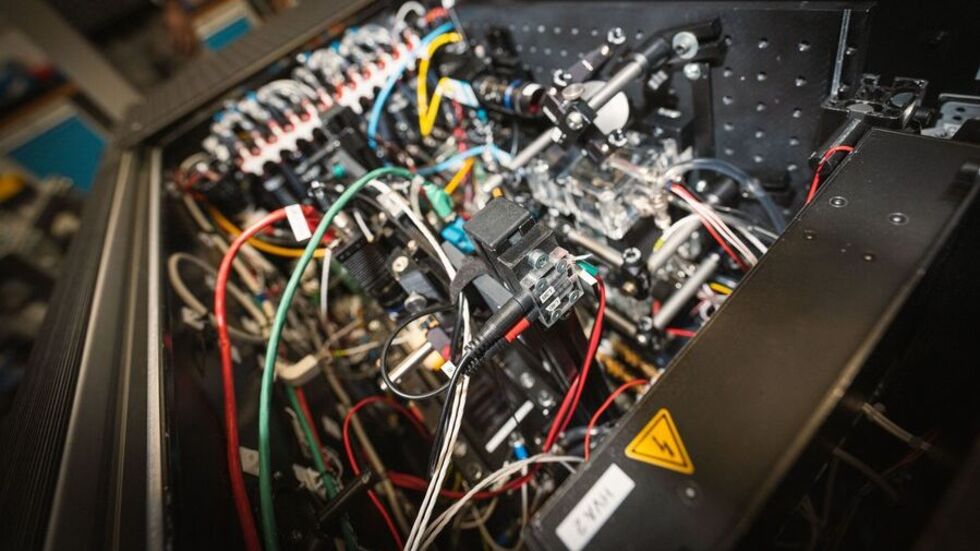 Zwei eigens an der BTU entwickelte Versuchszellen, darunter eine zylindrische und eine plattenförmige Geometrie, kommen bei mehreren Parabelflugkampagnen in den Jahren 2026 bis 2028 zum Einsatz. Hochmoderne Messtechnik macht dabei sichtbar, wie sich die Flüssigkeit bewegt und wie effizient Wärme transportiert wird.  