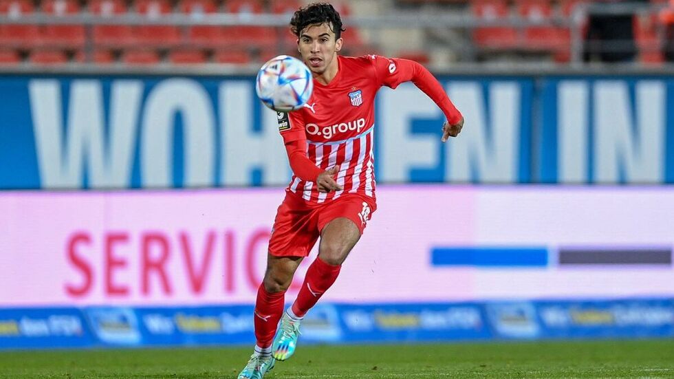 Johan Gomez sagt "Auf Wiedersehen". Johan Gomez sagt "Auf Wiedersehen".