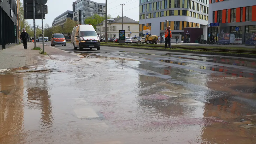 Zuletzt hatte es Ende April auf der Prager Straße einen Wasserrohrbruch gegeben.