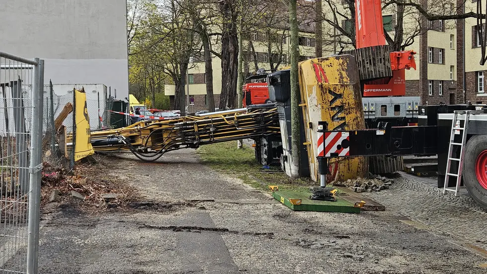 Der Bagger musste später aufwendig mit noch schwererem Gerät geborgen werden. Der Bagger musste später aufwendig mit noch schwererem Gerät geborgen werden.