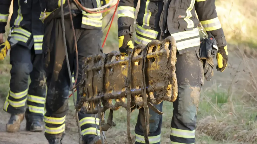 Die Chemnitzer Feuerwehr musste gestern zwei Männer bergen, die in in einem der chönauer Teichen steckengeblieben waren. Die Chemnitzer Feuerwehr musste gestern zwei Männer bergen, die in einem der Schönauer Teichen steckengeblieben waren.