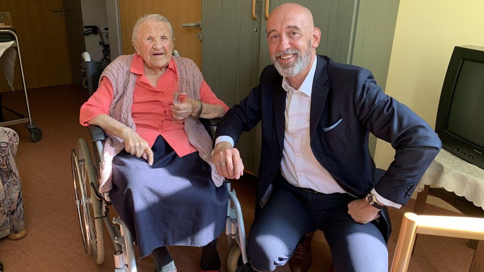 Anna Czernohorsky mit Bautzens ehemaligen Oberbürgermeister Alexander Ahrens im Juli. (Archivbild)