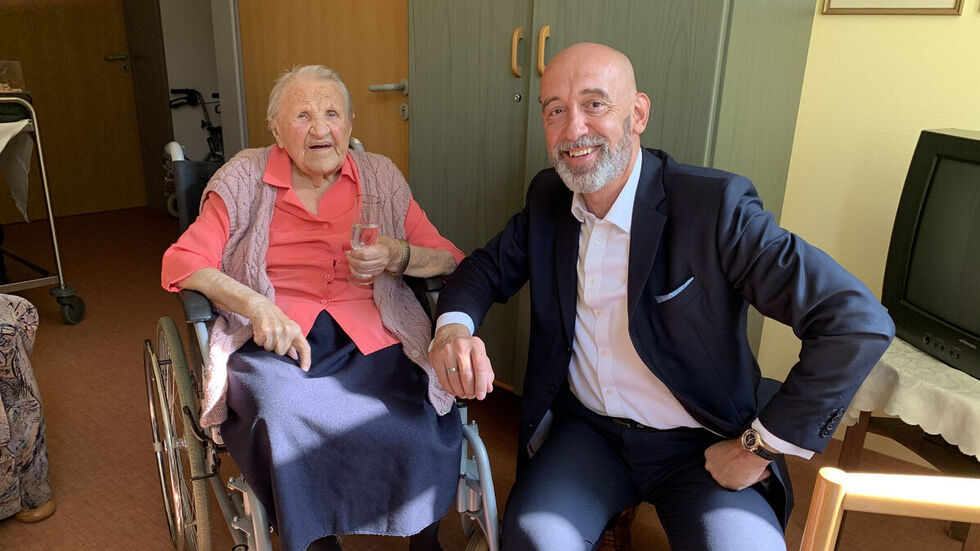 Anna Czernohorsky mit Bautzens ehemaligen Oberbürgermeister Alexander Ahrens im Juli. (Archivbild)