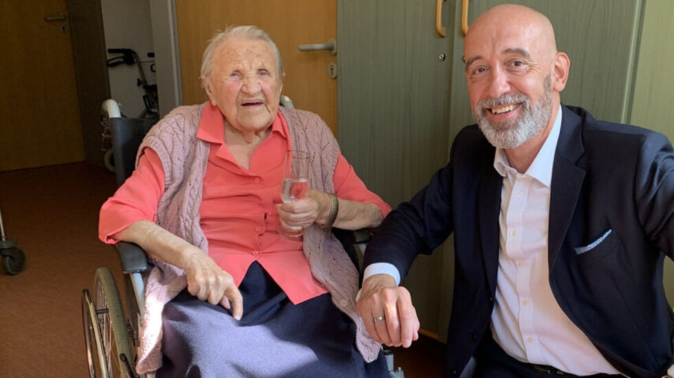 Die Fotoaufnahme von Anna Cernohorsky entstand bei ihrem 112. Geburtstag im vergangenem September. Rechts der scheidende OB, Alexander Ahrens.
 