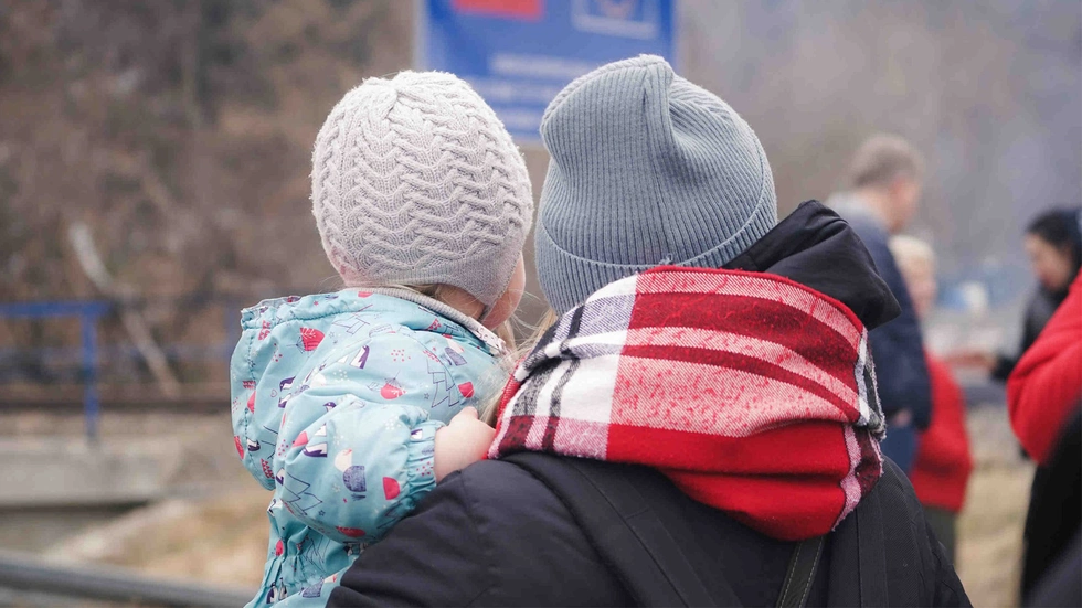 Mutter und Kind aus der Ukraine an der Grenze (Symbolbild) 