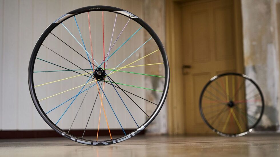 Durch Spannung erhält jede Speiche ihren ovalen Querschnitt, der exakt in Laufrichtung ausgerichtet wird – für perfekte Aerodynamik und unvergleichliches Fahrgefühl. Durch Spannung erhält jede Speiche ihren ovalen Querschnitt, der exakt in Laufrichtung ausgerichtet wird – für perfekte Aerodynamik und unvergleichliches Fahrgefühl.