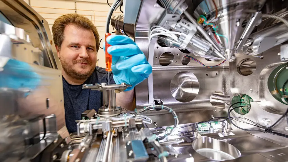 Nathanael Jöhrmann, wissenschaftlicher Mitarbeiter der Professur Werkstoffe und Zuverlässigkeit mikrotechnischer Systeme, bereitet im TEM-Zentrum eine Materialuntersuchung in einer Ionenfeinstrahlanlage vor. 