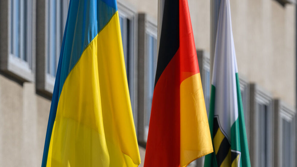Die Fahnen der Ukraine von Deutschland und von Sachsen hängen vor dem Sächsischen Landtag. 