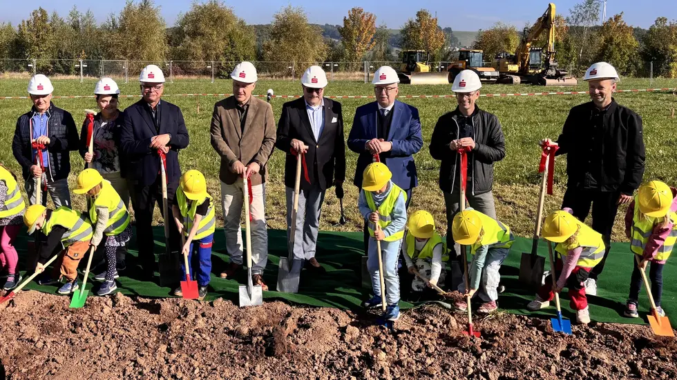 Kita-Kinder aus Reinsdorf halfen kräftig mit beim ersten Spatenstich. Kita-Kinder aus Reinsdorf halfen kräftig mit beim ersten Spatenstich.