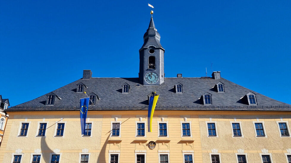 Die aktuelle Beflaggung am Annaberger Rathaus.