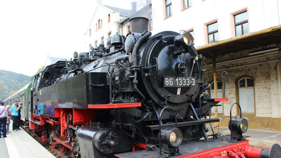 Zum Saisonauftakt und -abschluss sind regelmäßig Dampfloks auf der Strecke unterwegs. 