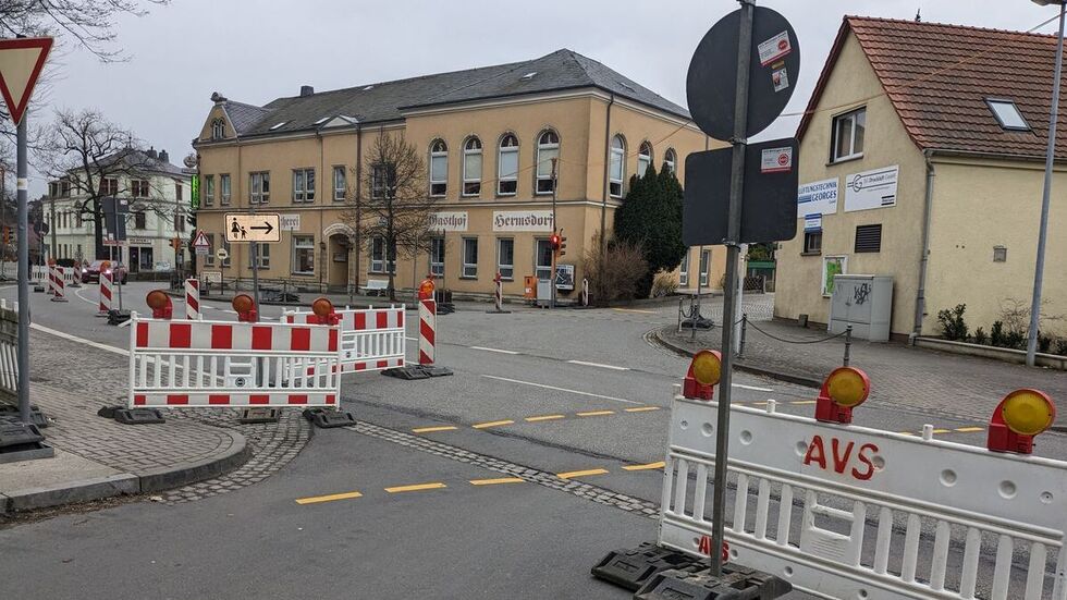 Am Gasthof Hermsdorf regelt bereits eine Baustellenampel den Verkehr