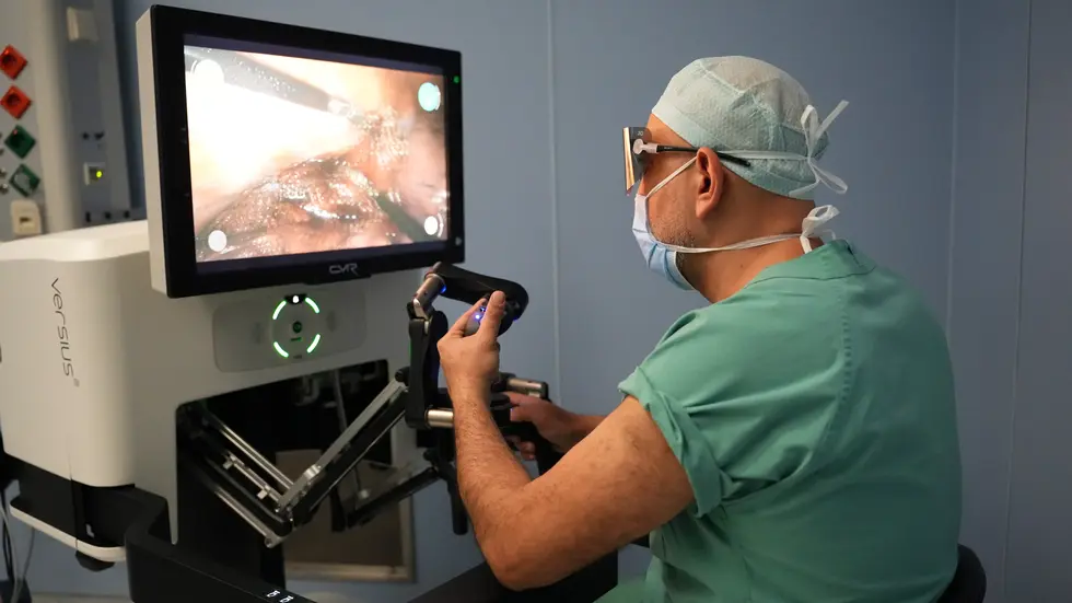  Dr. med. habil. Yusef Moulla, kommissarischer Chefarzt der Klinik für Allgemein- und Viszeralchirurgie, am Steuer der Technik.